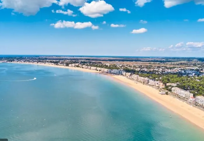 Les Pieds Dans Le Sable Apartment *