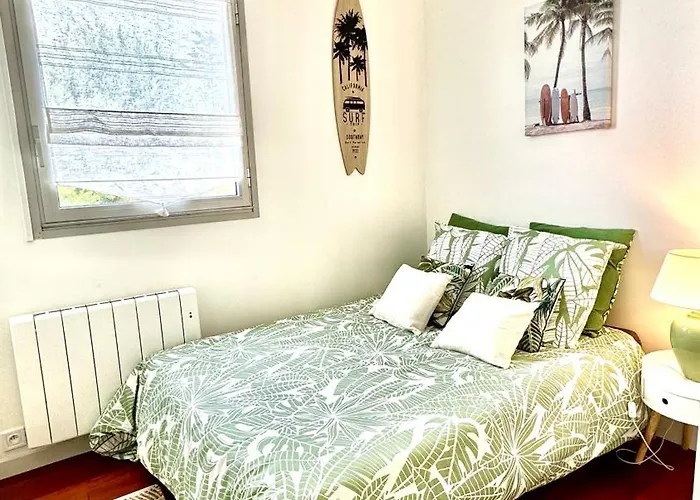 Les Pieds Dans Le Sable Apartment *